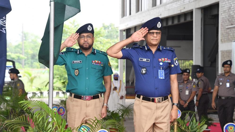 বদলে গেল পুলিশের ইউনিফর্ম, নতুন পোশাকে দায়িত্ব পালন শুরু